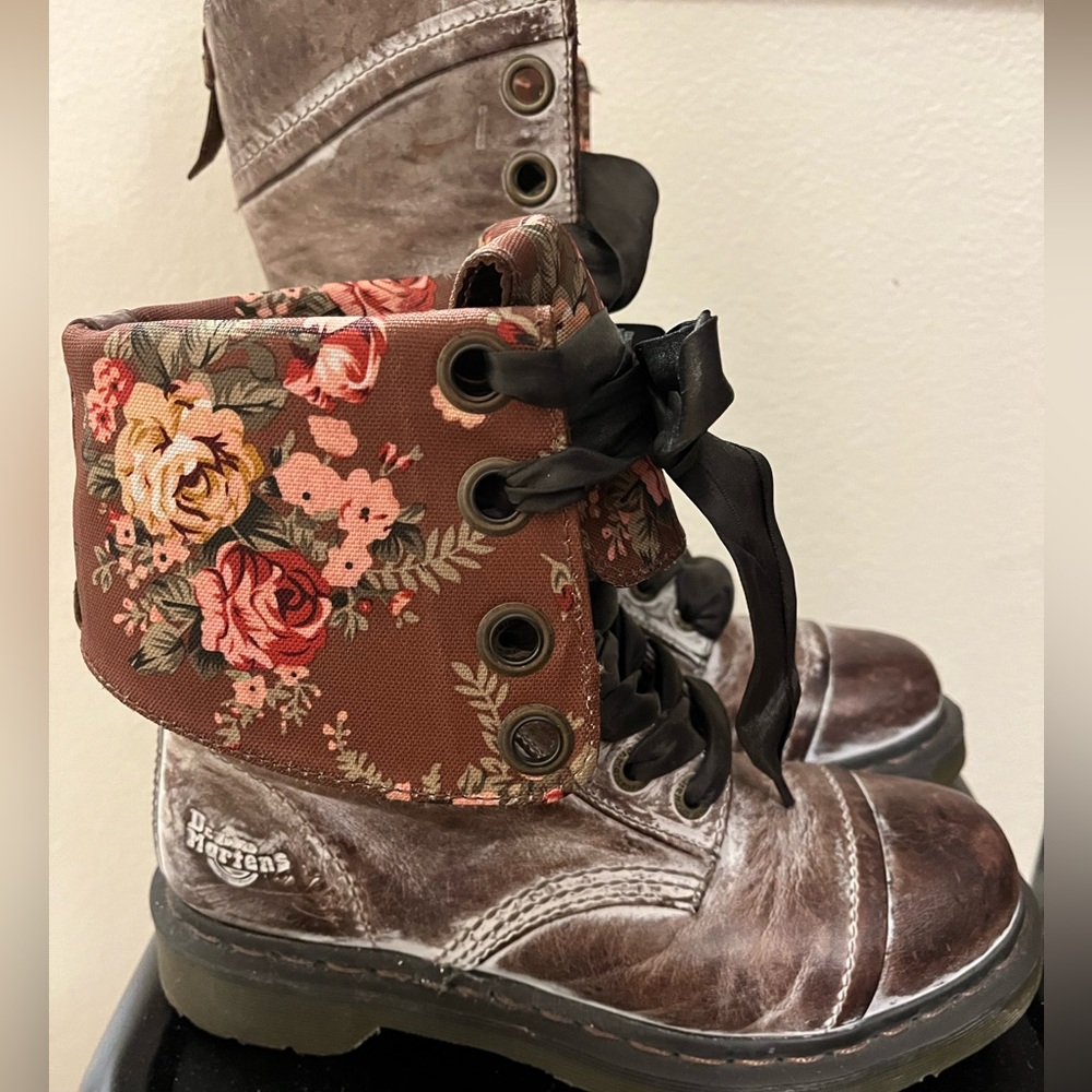 Dr. Martens Shoes | Dr. Marten Triumph 1914 Floral Interior Boot | Size 7 US.